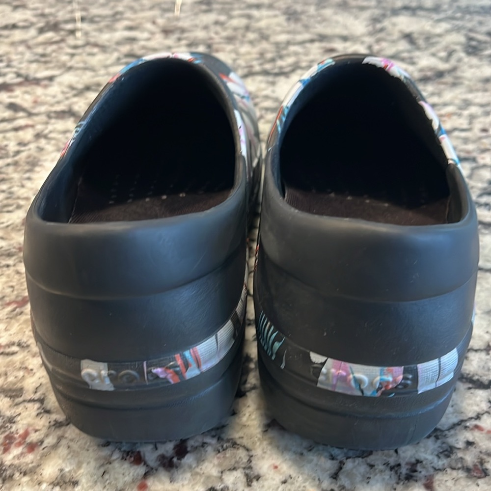 Crocs Dual Comfort Black Floral Clogs Women’s Size 7 EUC - Picture 4 of 6